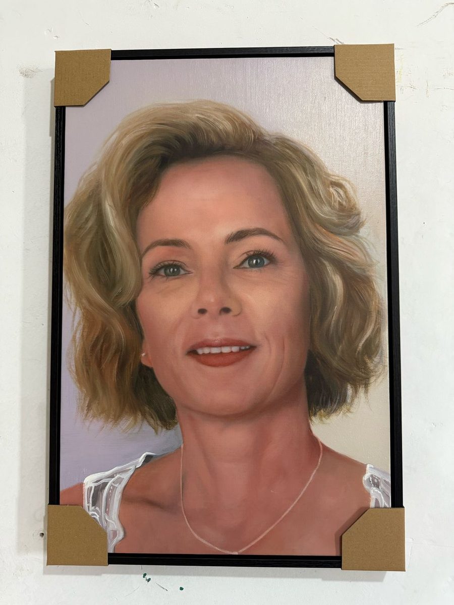 Handgemaltes Porträtgemälde nach Foto mit sichtbaren Pinselstrichen - schwarzer Schattenfugenrahmen